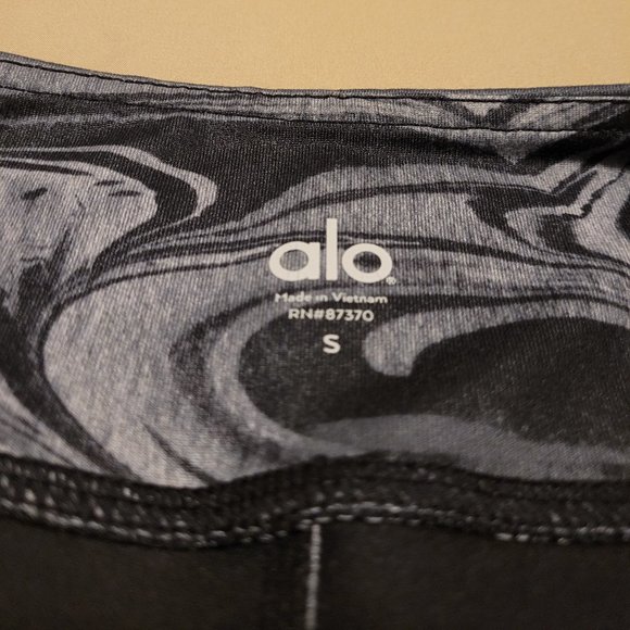 ALO Yoga AIRBRUSHED CAPRI LEGGINGS IN BLACK MARBLE GLOSSY - Picture 8 of 10